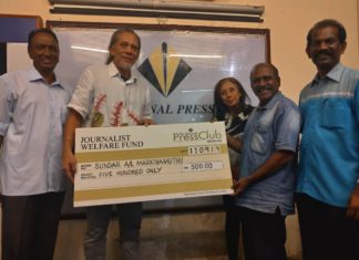 Mr Sundar Marathamuthu receives contribution from Journalist Welfare Fund