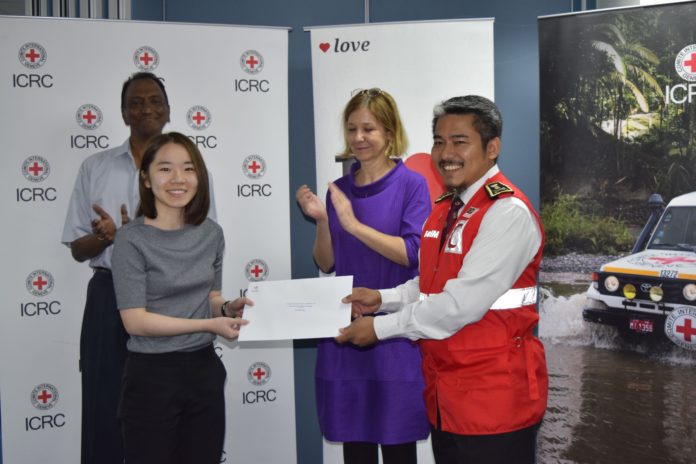 Teh Wen Miin receives prize from En Hakim Hamzah, National Treasurer of Malaysian Red Crescent