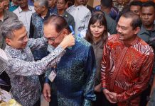 Anwar gets gold media card in appreciation of continued support for media freedom