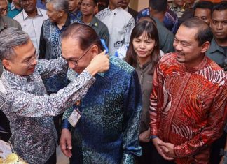 Anwar gets gold media card in appreciation of continued support for media freedom