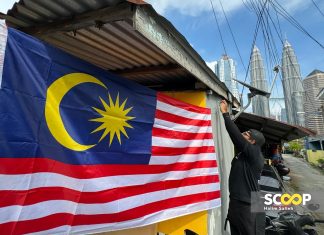 Show us thy patriotism, thou who cast stones at Sin Chew for flag blunder – Rocky Bru A resident of Kampung Baru proudly displays the Jalur Gemilang in front of his home, honouring Malaysia's national pride.