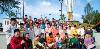 Sarawak Premier’s Department Datuk Abdullah Saidol (second row, eighth left) joins Sarawak Public Communications Unit director Awang Putrayusrie Awang Redzuan (right, in red) and other guests in a photo shoot. — Picture by Roystein Emmor