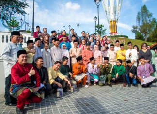 Hawana 2025, Sarawak Media Conference to highlight role of AI in journalism Sarawak Premier’s Department Datuk Abdullah Saidol (second row, eighth left) joins Sarawak Public Communications Unit director Awang Putrayusrie Awang Redzuan (right, in red) and other guests in a photo shoot. — Picture by Roystein Emmor