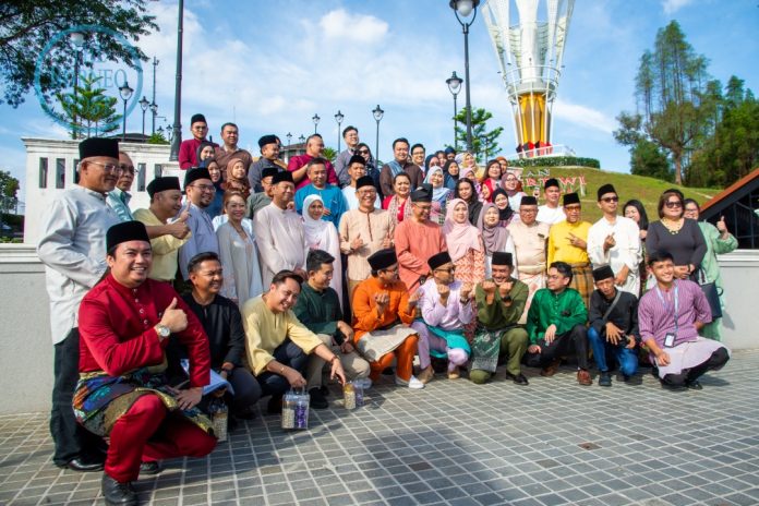 Sarawak Premier’s Department Datuk Abdullah Saidol (second row, eighth left) joins Sarawak Public Communications Unit director Awang Putrayusrie Awang Redzuan (right, in red) and other guests in a photo shoot. — Picture by Roystein Emmor