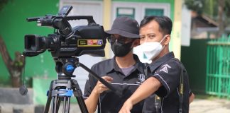 Reporters at work.