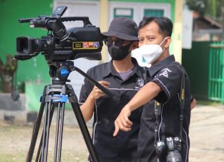 Journalism and mass communication education in Malaysia Reporters at work.