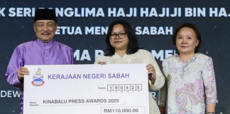 Sabah Chief Minister Datuk Seri Hajiji Noor presenting a mock cheque to representatives from Sabah Journalist Association.