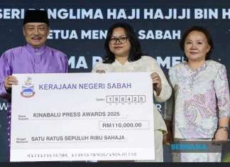 Sabah journalism awards event receives boost from state govt Sabah Chief Minister Datuk Seri Hajiji Noor presenting a mock cheque to representatives from Sabah Journalist Association.