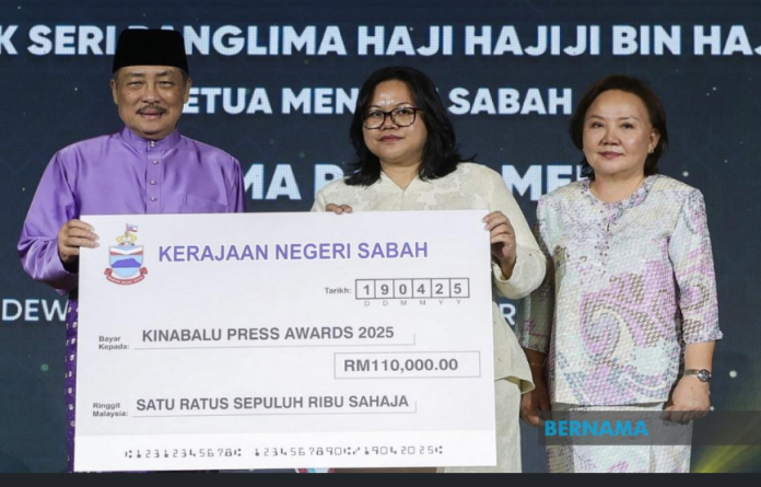 sabah.journalist.april.2025 Sabah Chief Minister Datuk Seri Hajiji Noor presenting a mock cheque to representatives from Sabah Journalist Association.