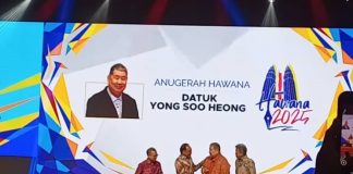 Datuk Yong Soo Heong receiving the HAWANA 2025 Award from Prime Minister Datuk Seri Anwar Ibrahim on June 14, 2025 at World Trade Centre in Kuala Lumpur.
