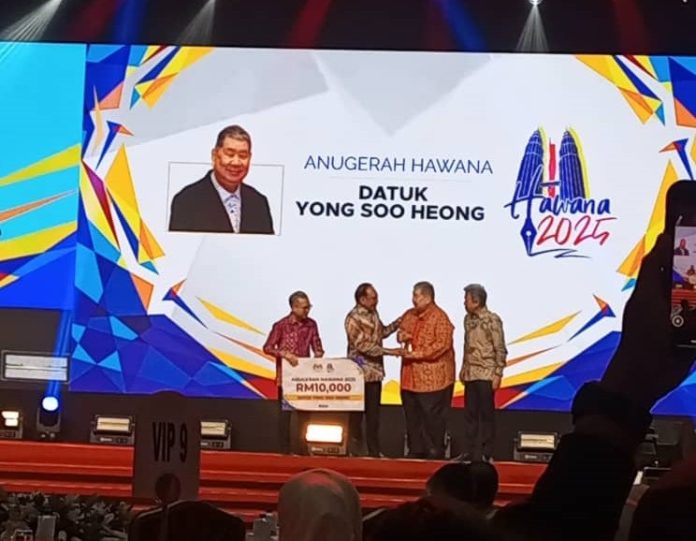 yong.soo.heong Datuk Yong Soo Heong receiving the HAWANA 2025 Award from Prime Minister Datuk Seri Anwar Ibrahim on June 14, 2025 at World Trade Centre in Kuala Lumpur.