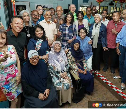 Thirty voices who once filled Malaysia’s living rooms with music, manners and meaning reunited on Feb 14 — and for one day, Radio Malaysia’s Blue Network lived again.