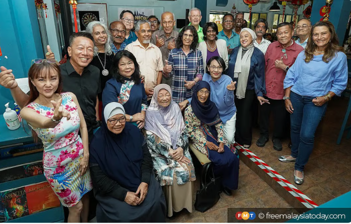 fmt01 Thirty voices who once filled Malaysia’s living rooms with music, manners and meaning reunited on Feb 14 — and for one day, Radio Malaysia’s Blue Network lived again.