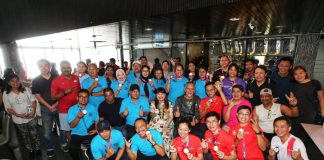 (Second row from bottom, third from right) Ang, Ahirudin, Deputy Women, Family and Community Development Minister Lim Hui Ying, and Christopher pose with National Press Club (NPC) and Sabah media participants at the Penang Bowl, in conjunction with the second edition of the Sabah Media-NPC Goodwill Games.