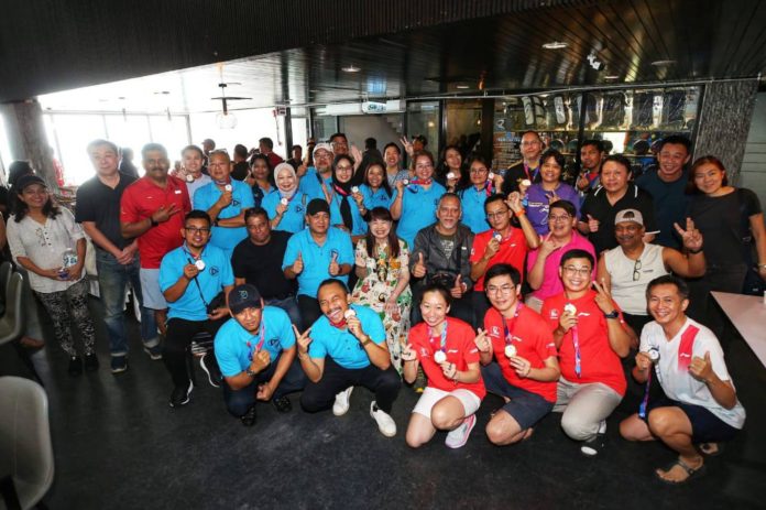 Sabah Media - NPC Goodwill Games (Second row from bottom, third from right) Ang, Ahirudin, Deputy Women, Family and Community Development Minister Lim Hui Ying, and Christopher pose with National Press Club (NPC) and Sabah media participants at the Penang Bowl, in conjunction with the second edition of the Sabah Media-NPC Goodwill Games.